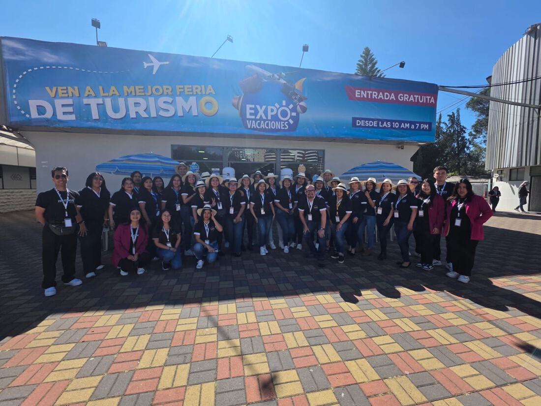 Equipo Expovacaciones 2026 frente al Centro de Exposiciones Quito
