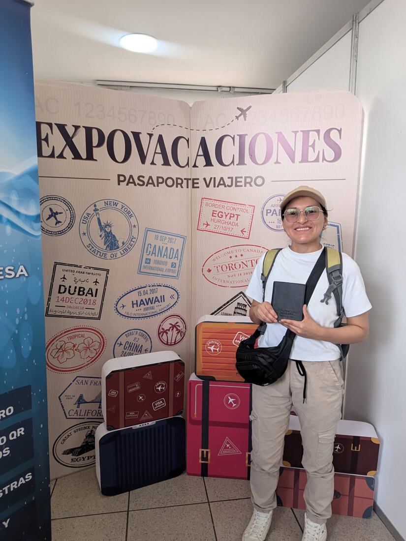 Visitante en el photo booth Pasaporte Viajero