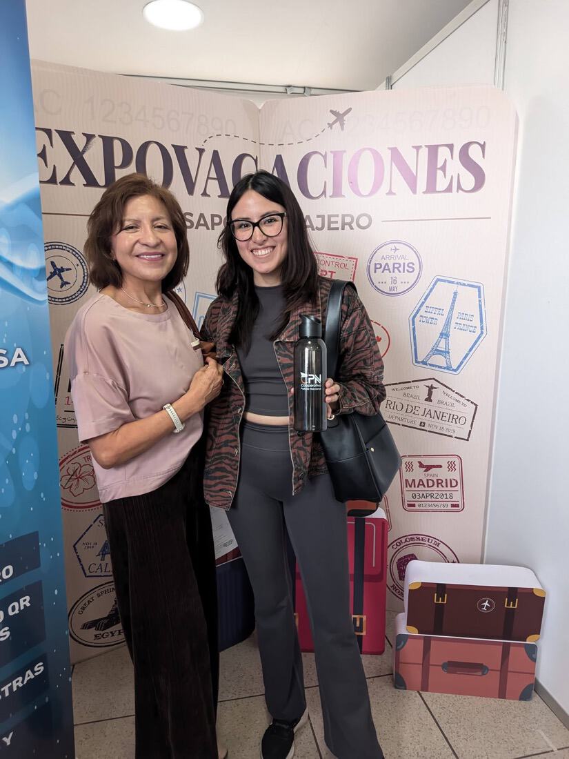 Visitantes en el photo booth Pasaporte Viajero