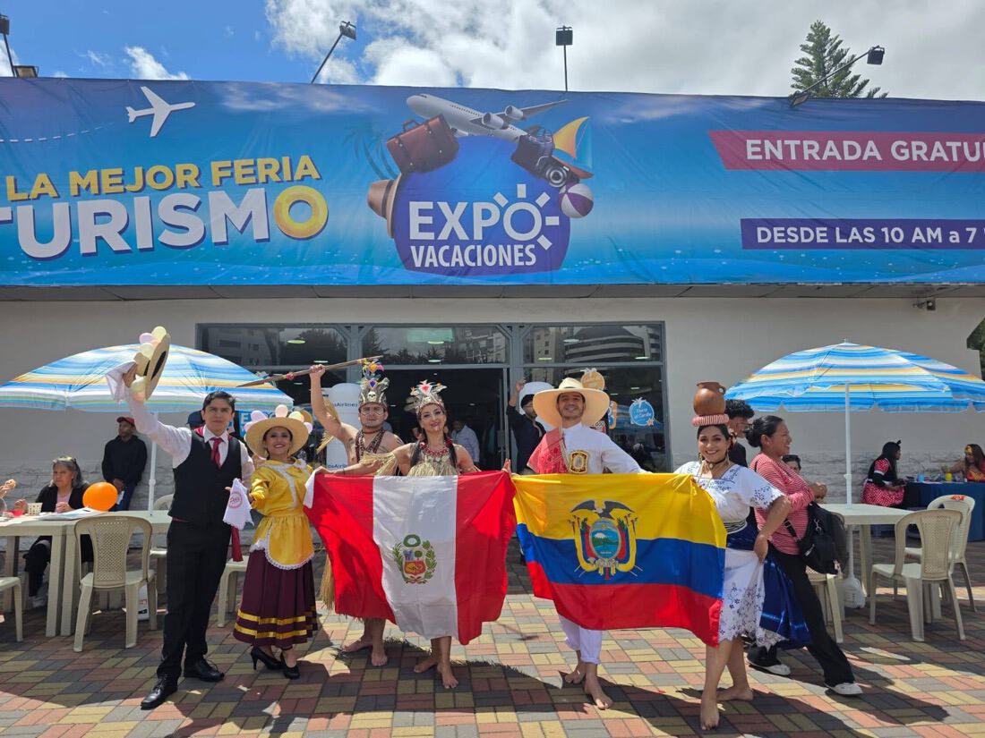 Banderas de Ecuador y Perú en la entrada de la feria