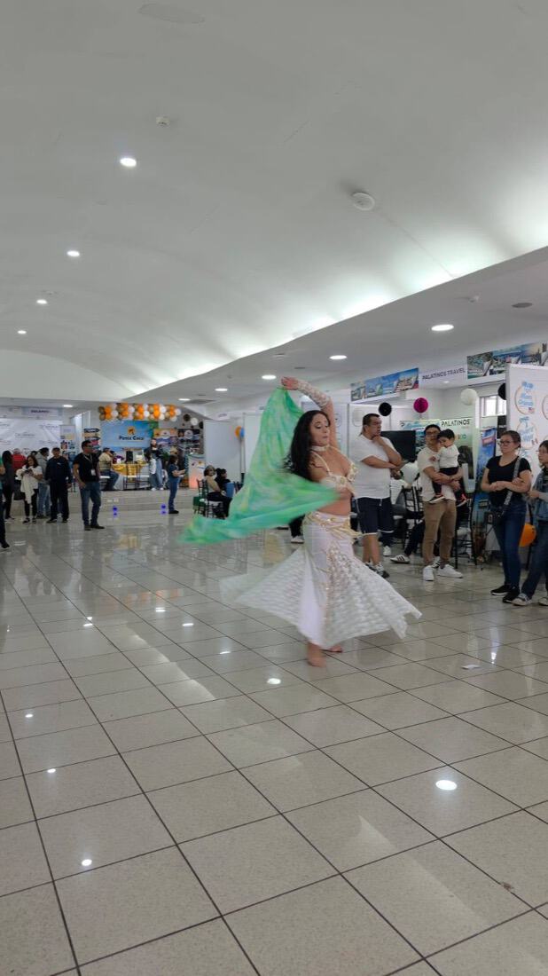 Presentación de danza ante el público de la feria